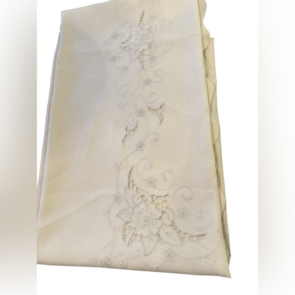 VINTAGE LINEN CUT WORK LONG FORMAL HOLIDAY TABLE CLOTH SZ 62” X 100” - Picture 3 of 7